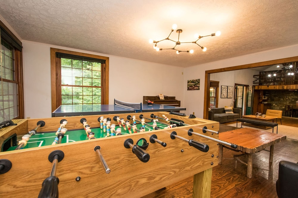 Spacious 4BR w Fireplace Ping Pong Free Tix