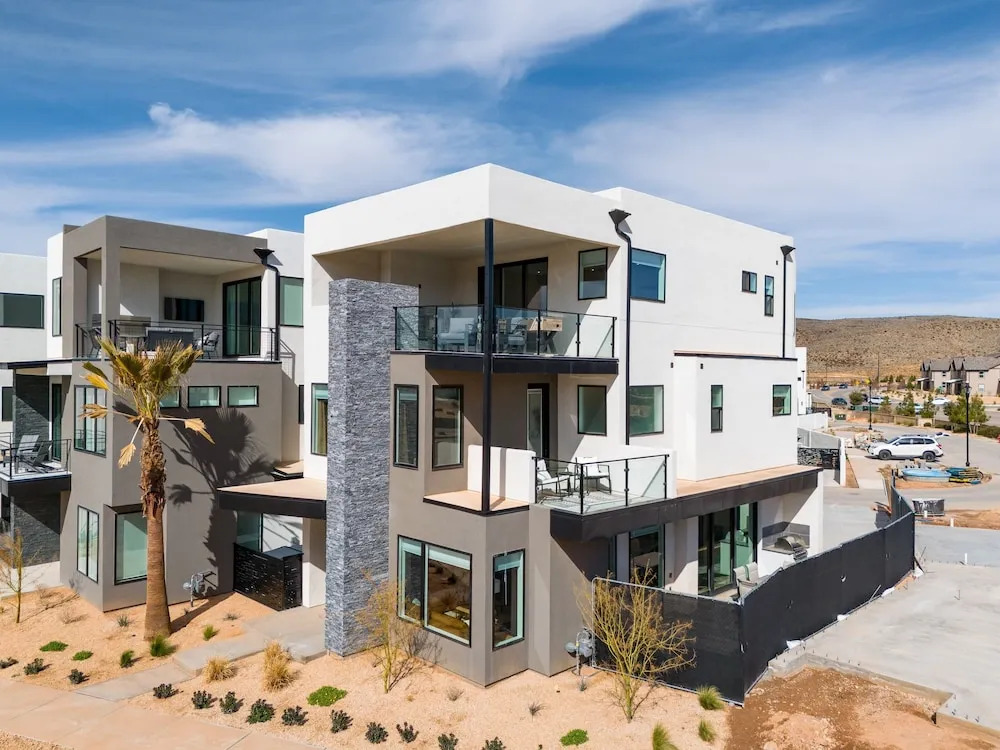 A Sapphire Sunset 5 Bedroom Townhouse