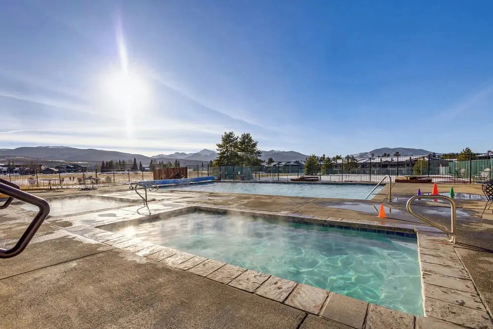 Cozy Condo: Steps to Free Winter Park Shuttle