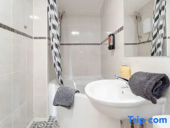 Law 1 - INVOICE and REDUCED PRICE are only by SUNRISE SHORT LETS DUNDEE, 4 Rooms, 4 Beds