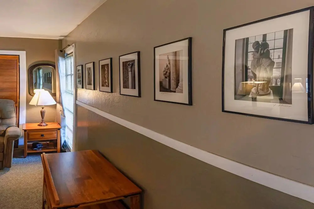 Art & Garden Cottage ~ Near Downtown