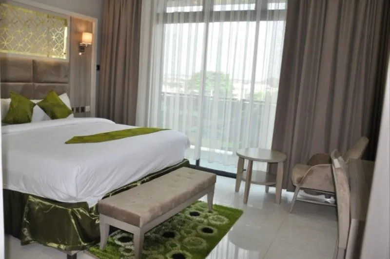 Springhill Hotel & Suites