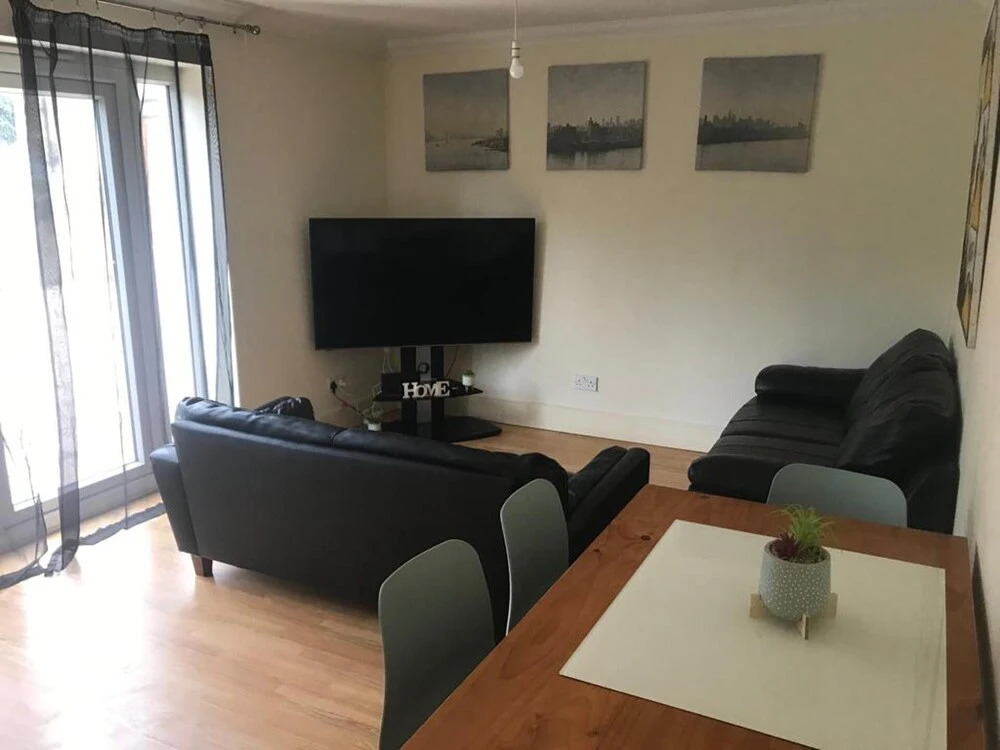 4 Bedroom, 8 bed Apartment,free Parking