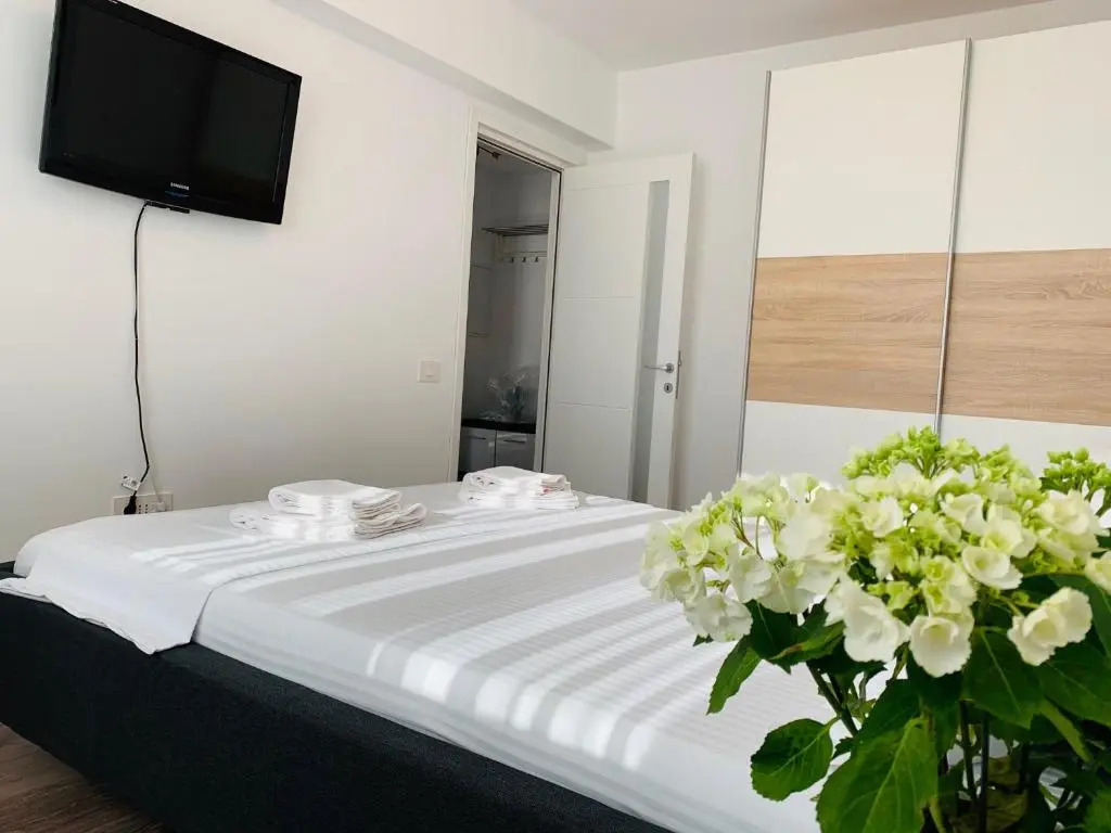 Luxury Newton Towers Apartments by Glam with Parking Option