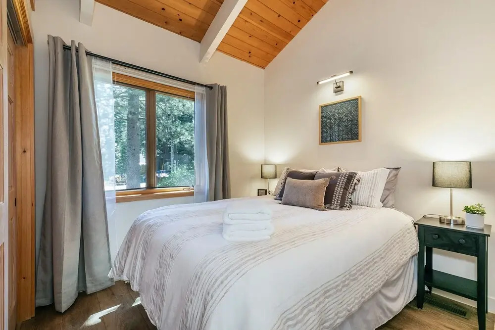 Luxe Tahoe City Cabin w/ Lake Views & Beach Access