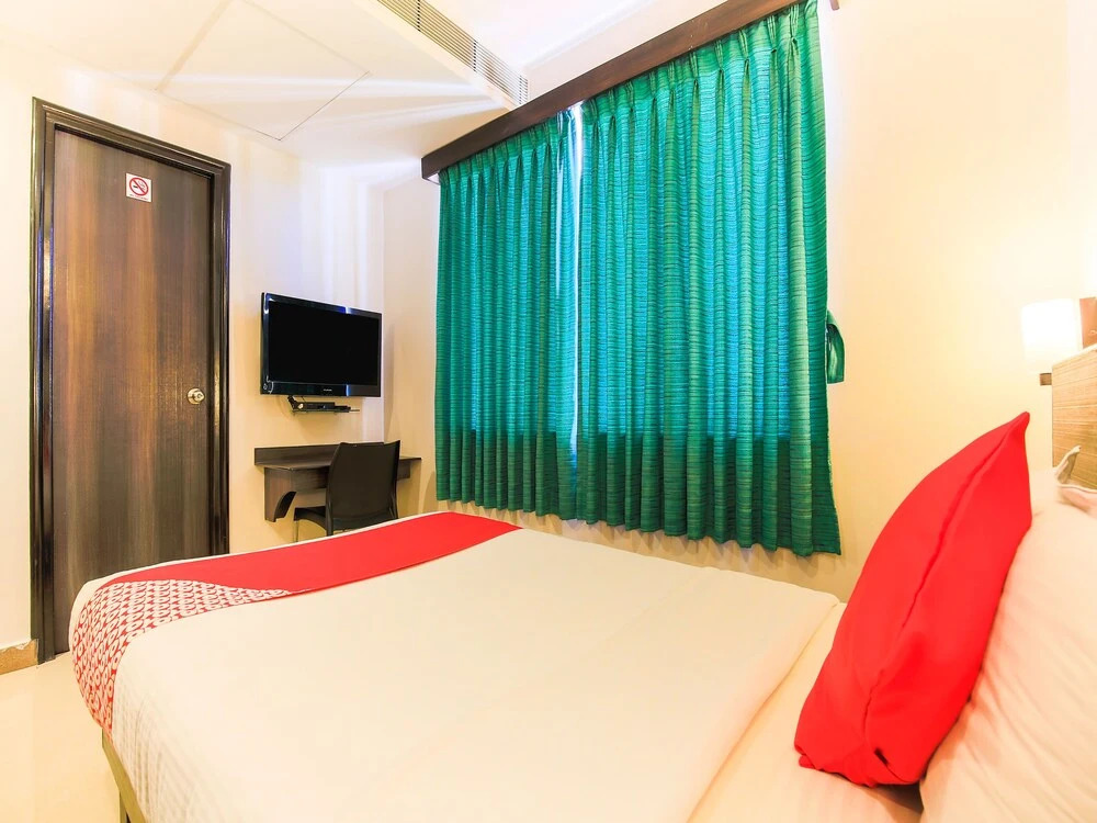 OYO 18594 M The Business Hotel