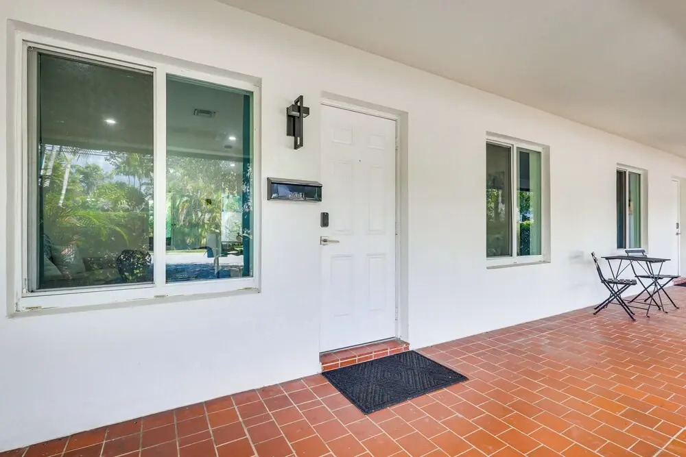1 Mi to Las Olas Eats! Modern Apt w/ Shared Patio