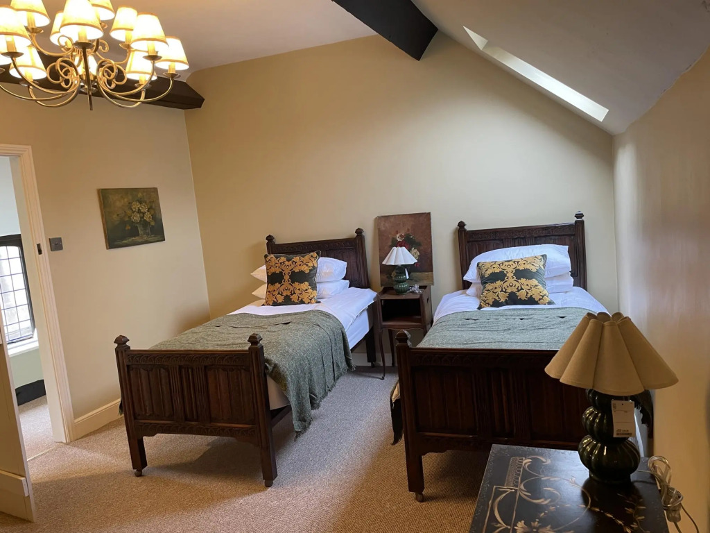 Cotswold Cottage in Winchcombe Near Broadway