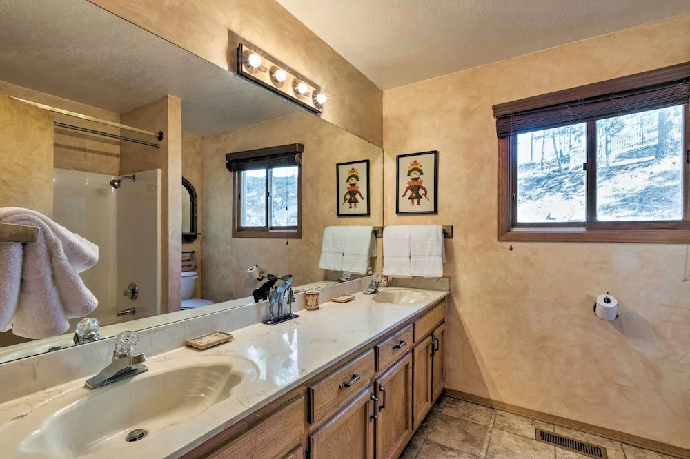 Ruidoso Home w/ Hot Tub, Mtn Views & Game Room!