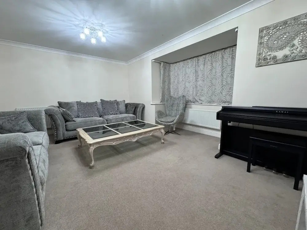 Spacious 4Bd House With Character In Coventry