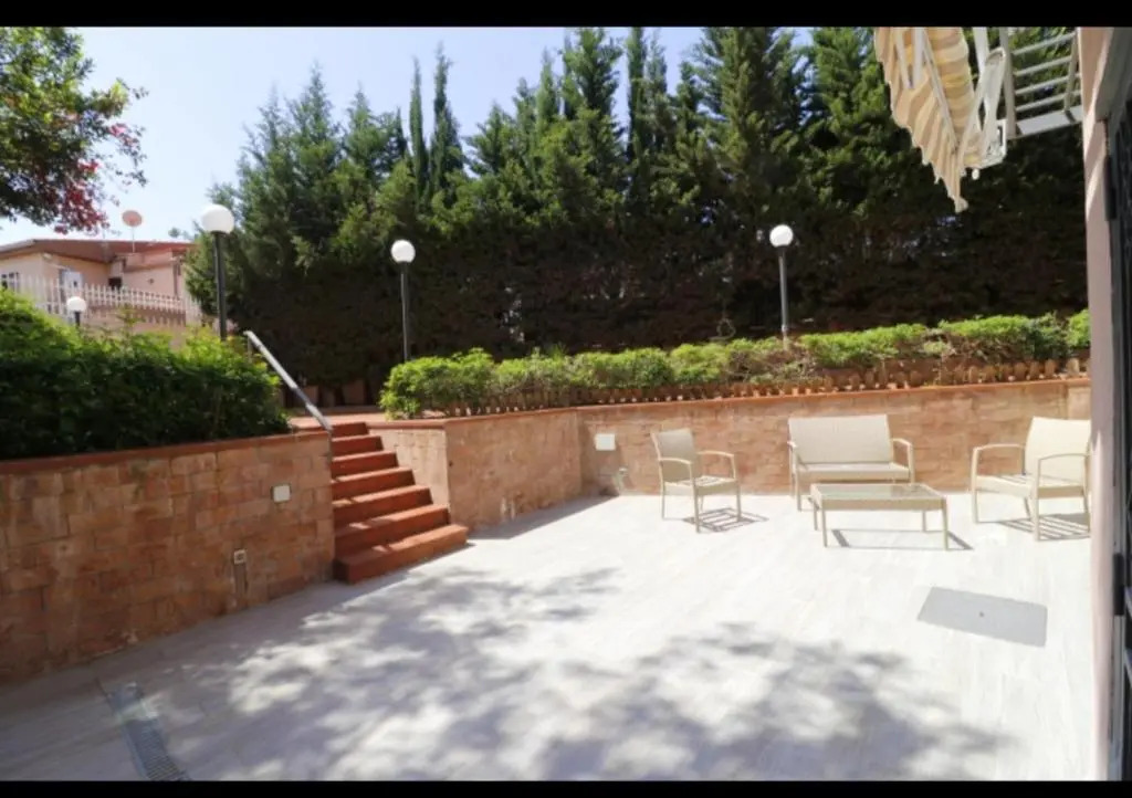 2 bedrooms appartement with enclosed garden and wifi at Palermo 1 km away from the beach