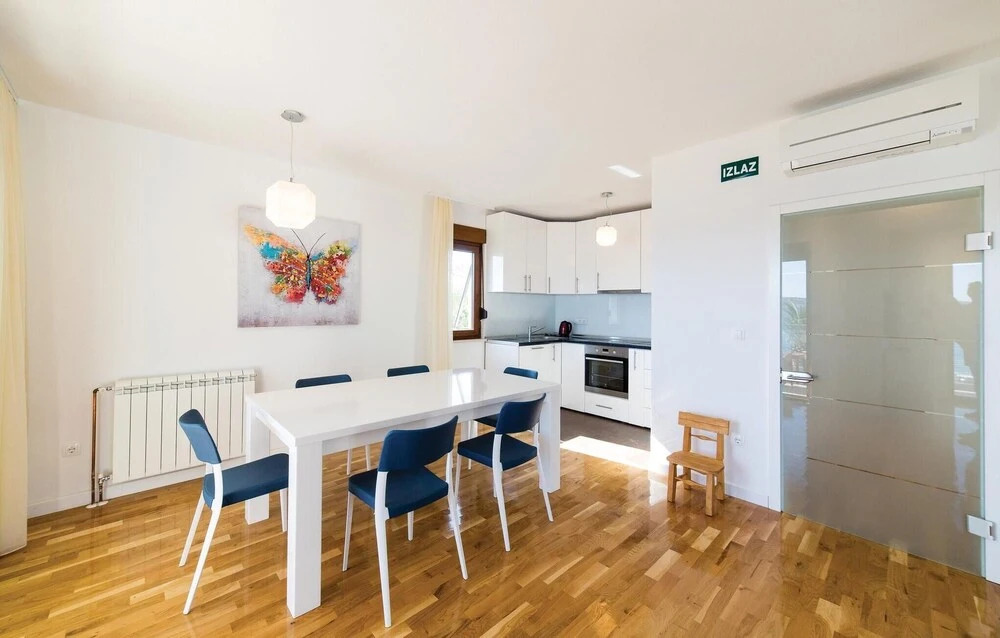 Five-Bedroom Holiday Home In Kastel Stafilic