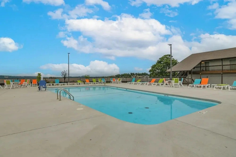 Table Rock Lake Retreat: Steps to Water & Pools