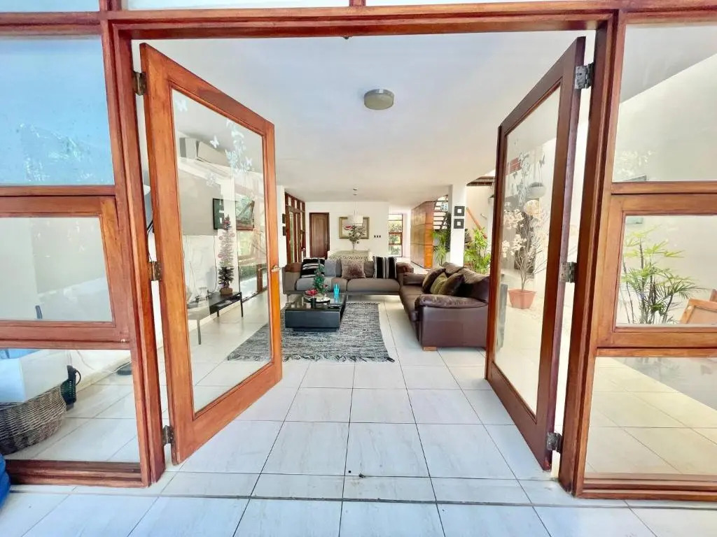 Spacious Trendy Villa At Metro Country Club