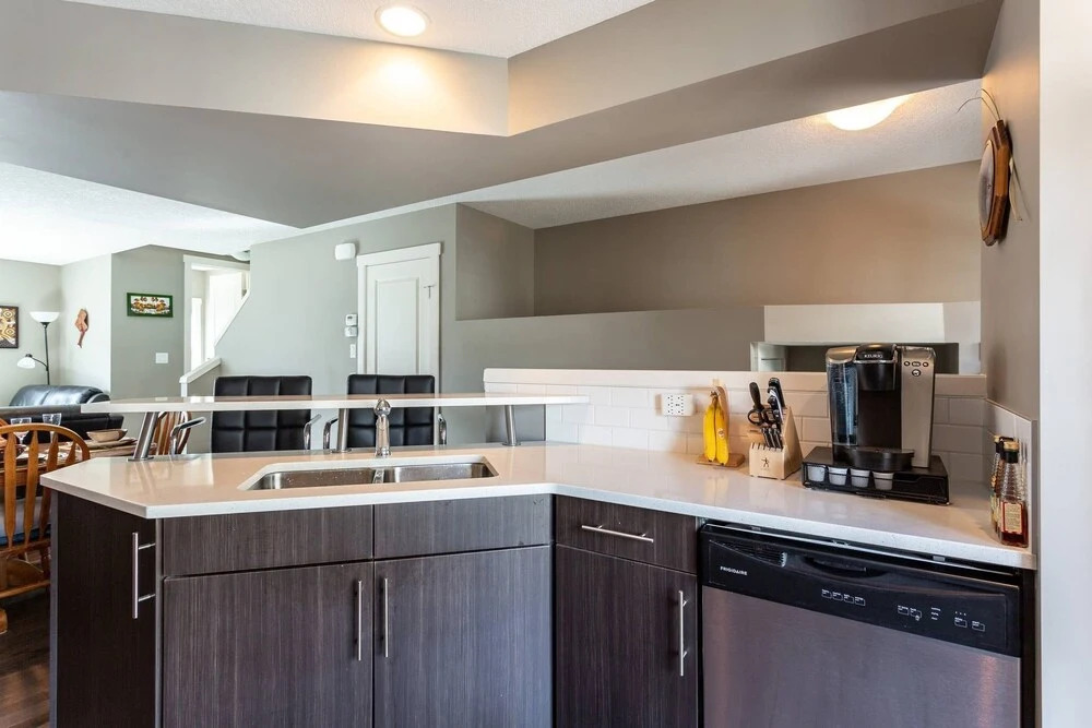 Upscale Townhome,banff,spruce Meadows ,pets