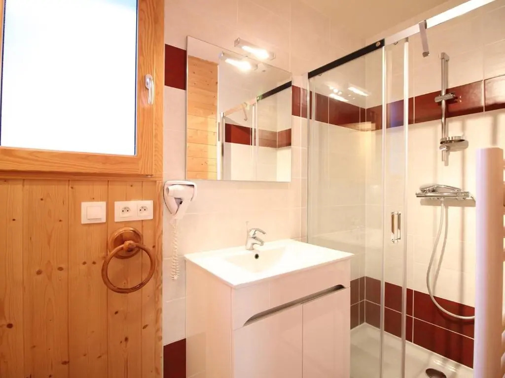 Chalet mitoyen avec terrasse, 2 chambres, parking privé - FR-1-608-65