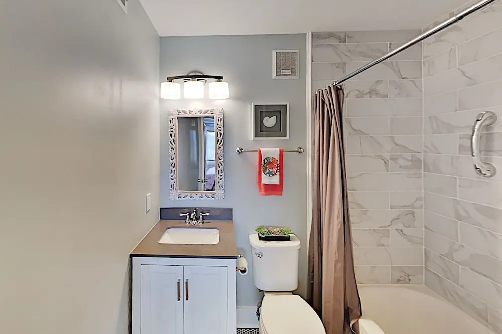Stylish W/ Pools, Tennis - Steps To Sand 2 Bedroom Condo