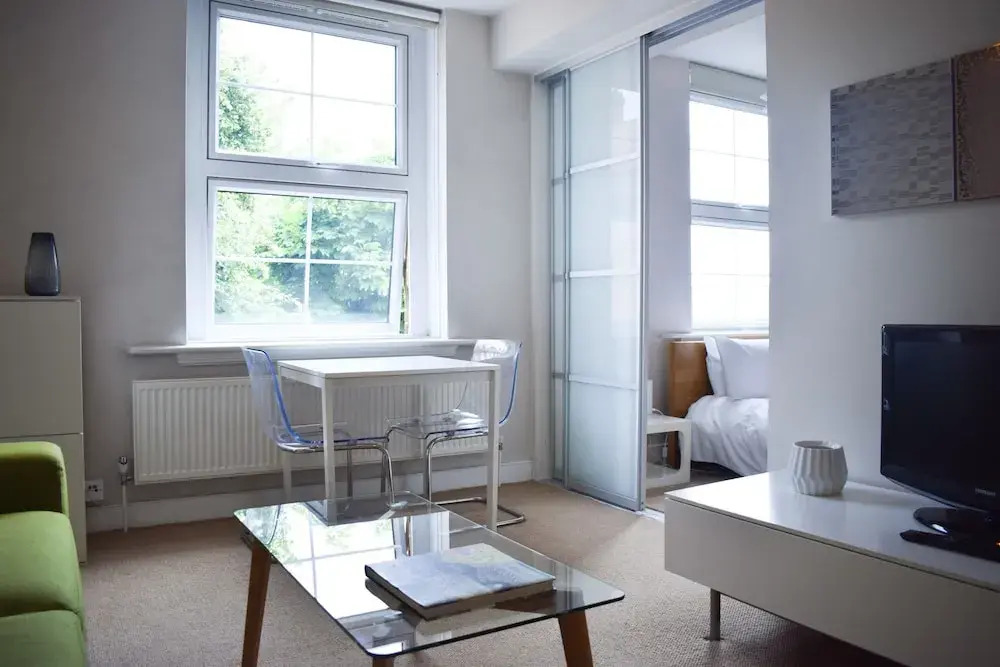 2 Bedroom Flat Near Tower Hill