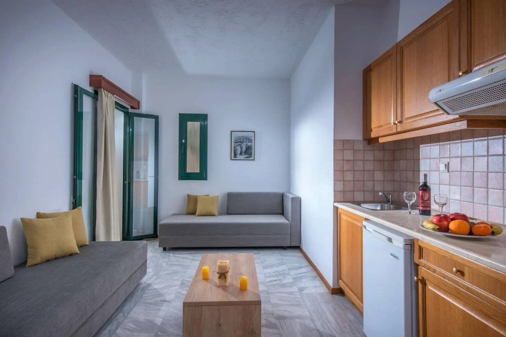 Elmi Beach Hotel & Suites