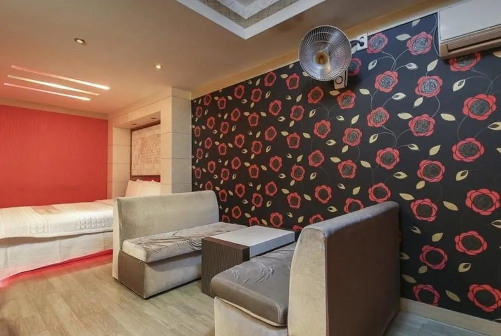 Renaissance Motel
