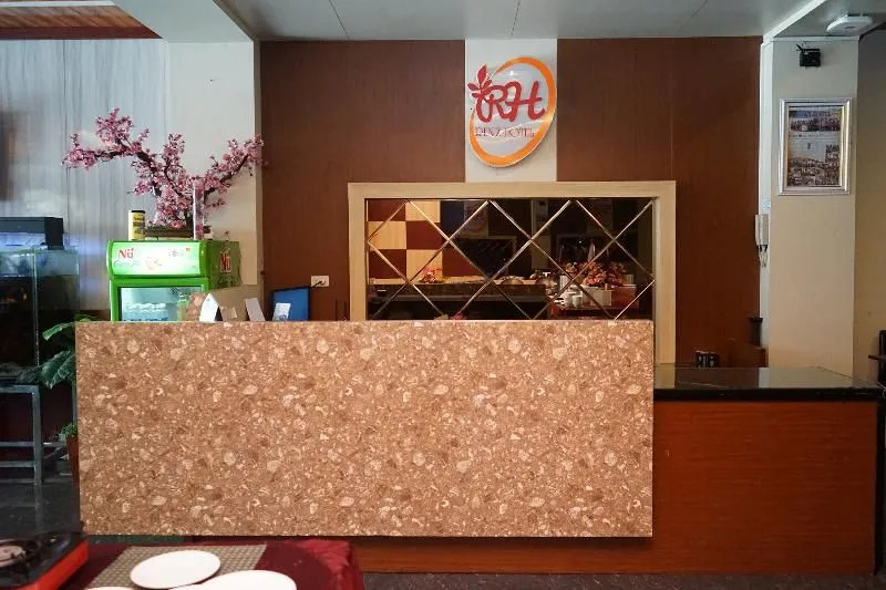 OYO 633 Ren'z Hotel