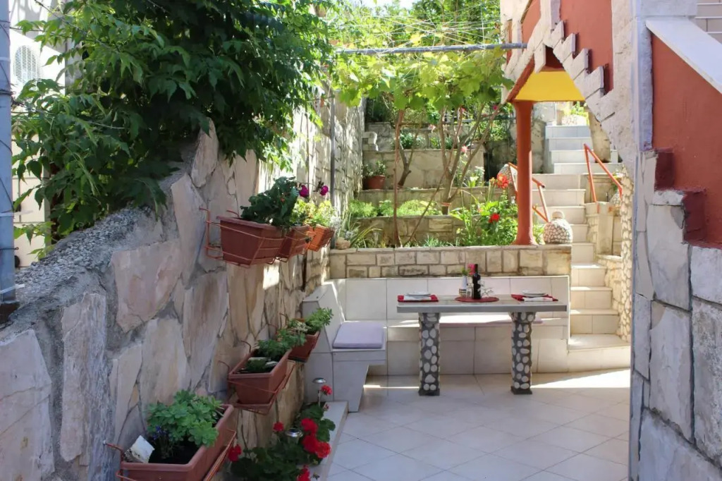Apartments Ustavdic