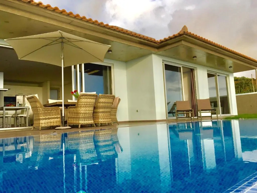 Villa Pinheira III heated pool