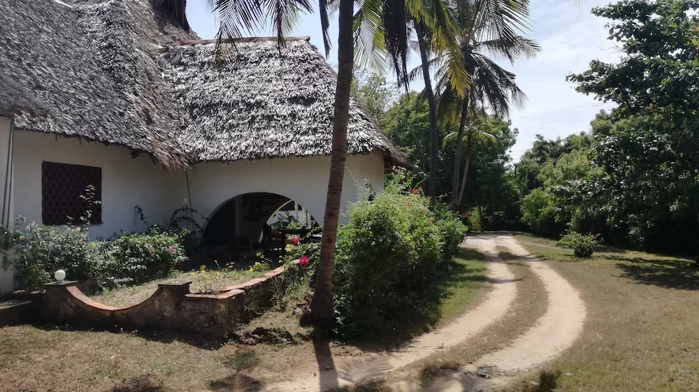 Travellers Paradise Diani - Hostel