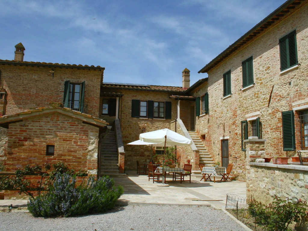 Lovely Farmhouse in Asciano with Swimming Pool
