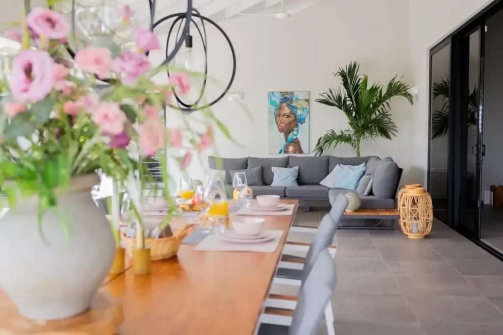 Stylish 3 Bedroom Villa With Ocean Views And Daily Maid Service