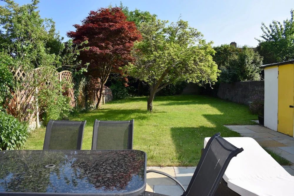 Garden 3 Bedroom Home With Parking
