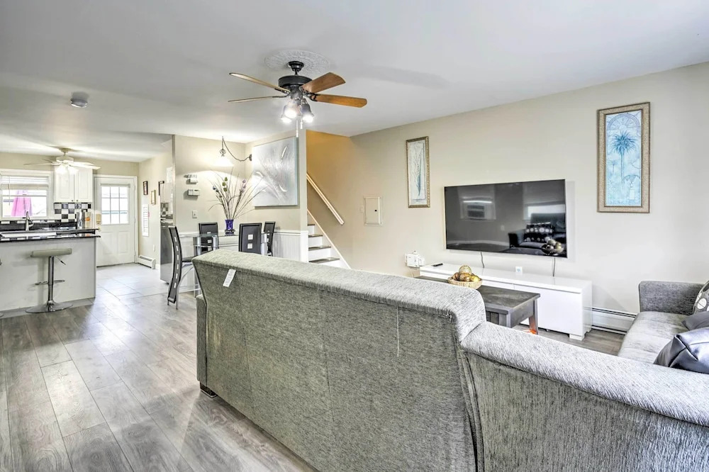 Family-friendly Keansburg Home: Walk to Beach!