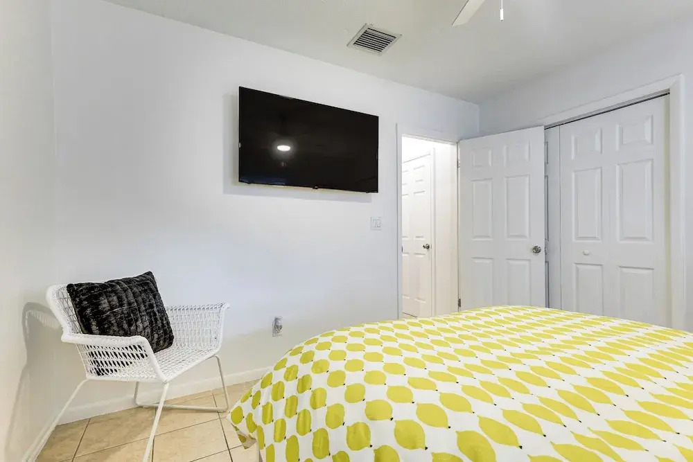 2 Mi to Dtwn Hollywood: Vibrant Pet-friendly Condo
