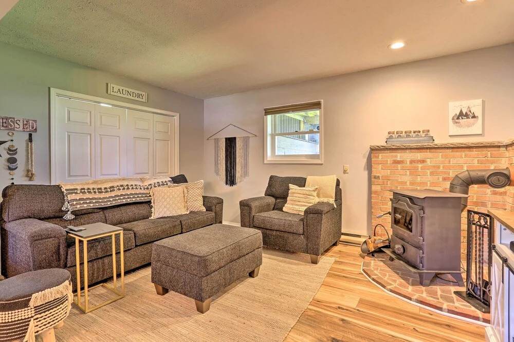 Hot Tub, Fire Pit & Resort Perks: Tobyhanna Home!