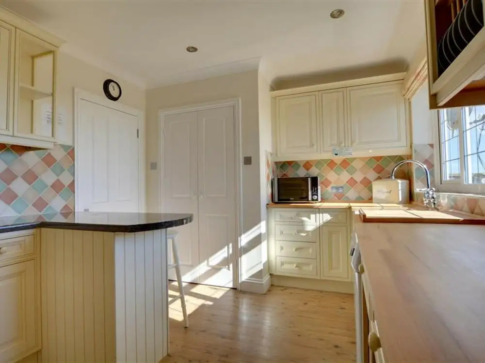 Comfortable and Luxurious Family Home With Beautiful Sunny Garden, Close to the Beach