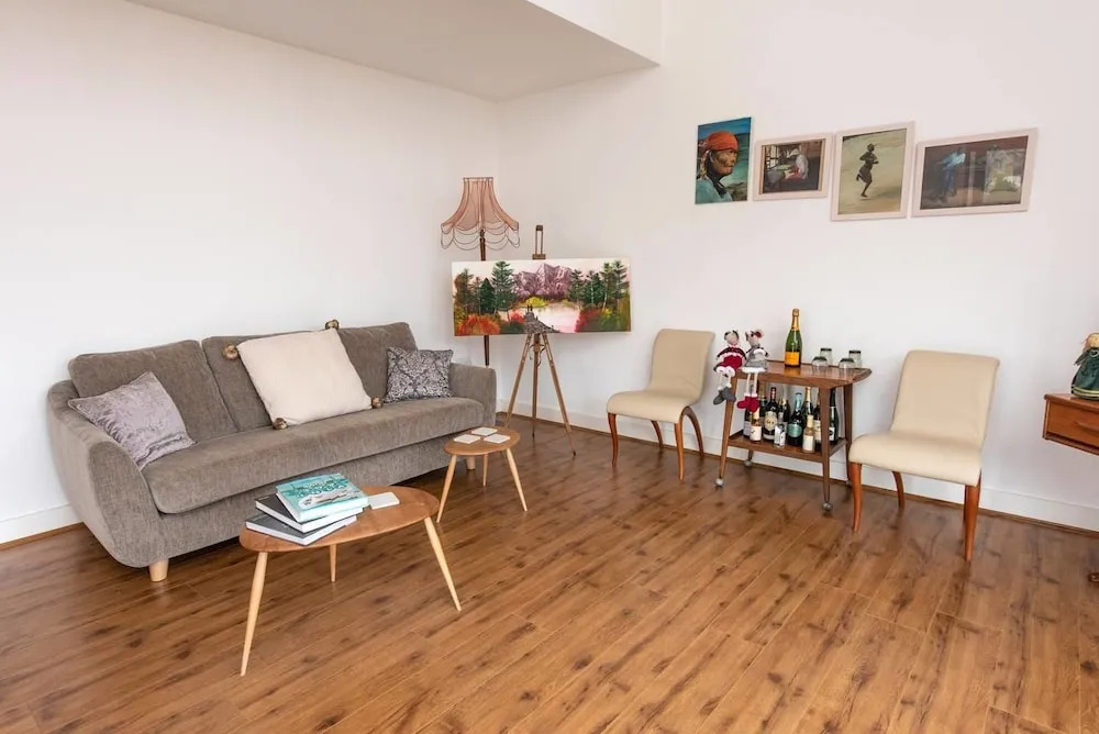 Stylish And Artistic Open Plan Flat In Wdidsbury