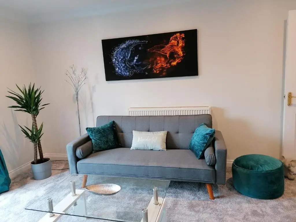 Luxury Modern 2 Bed Apartment, FREE UNDERCROFT PARKING 2,1m max