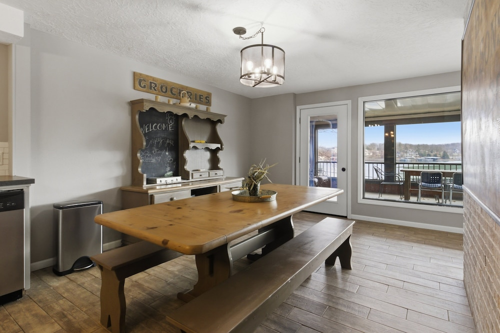 Family-friendly Lakefront Home Near Shorty Pants Bar 21 MM