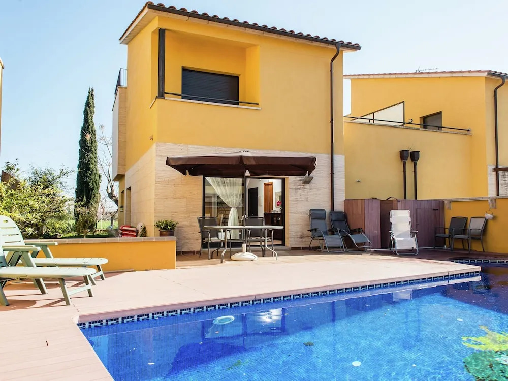 Pretty Holiday Home in Sant Pere Pescador With Swimming Pool