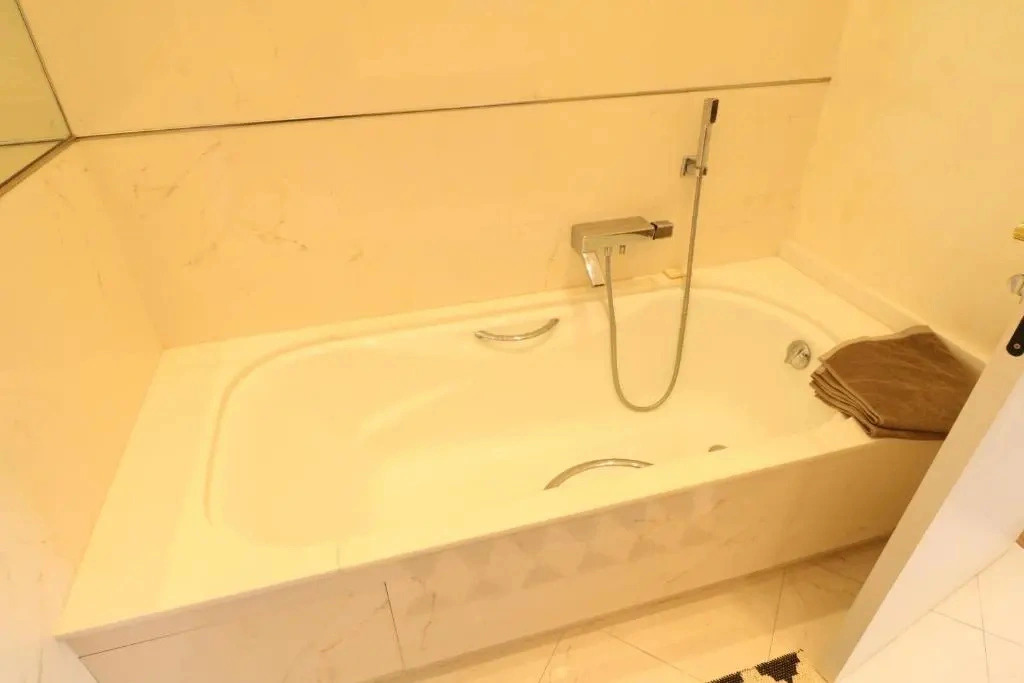 Beautiful 3 bedroom. Direct sea view. 401