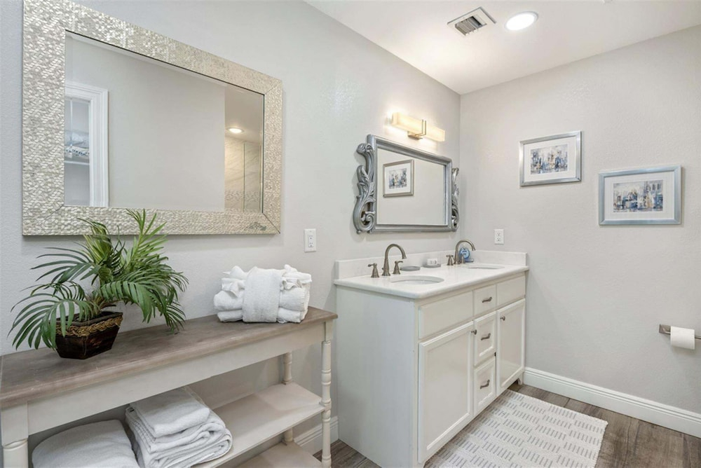 Shoreline Towers 2123 2 Bedroom Condo