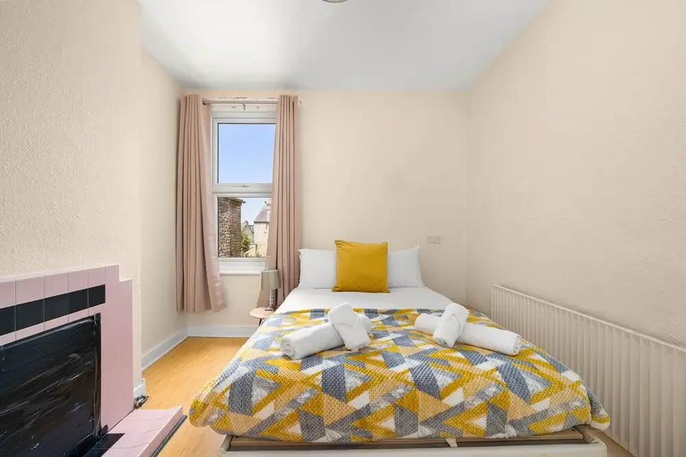 Homely 4-bedroom Home With 2 Baths & Free Parking