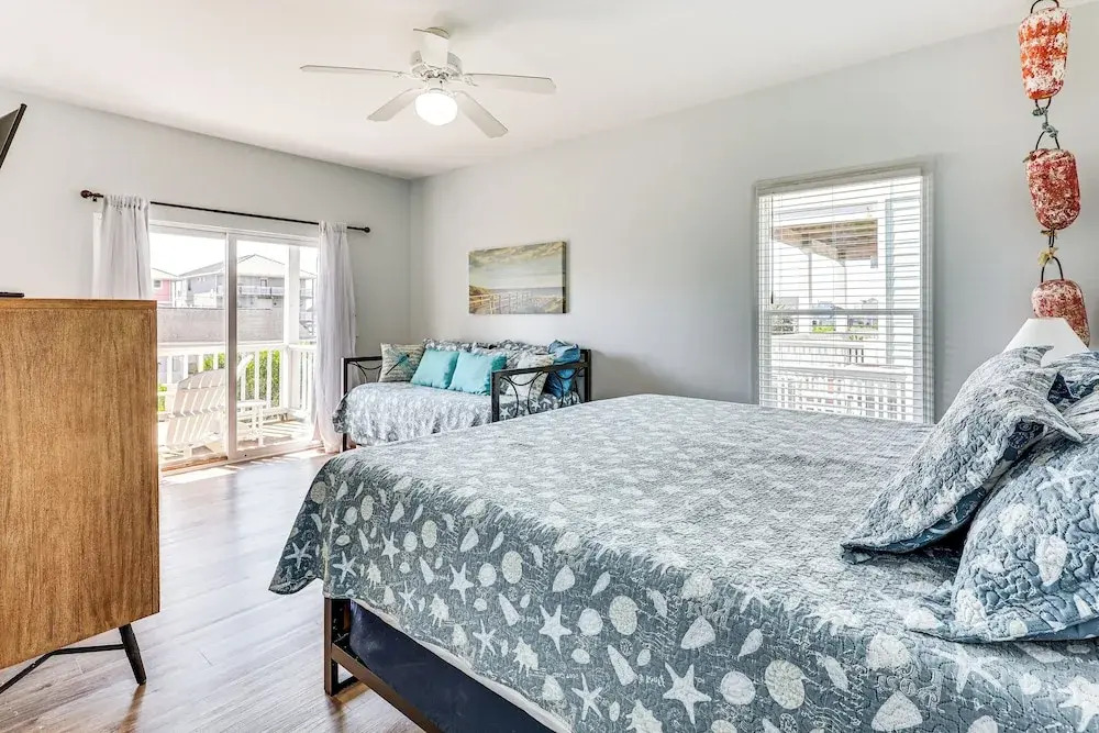Carolina Beach Condo With Deck: Steps to Shore!
