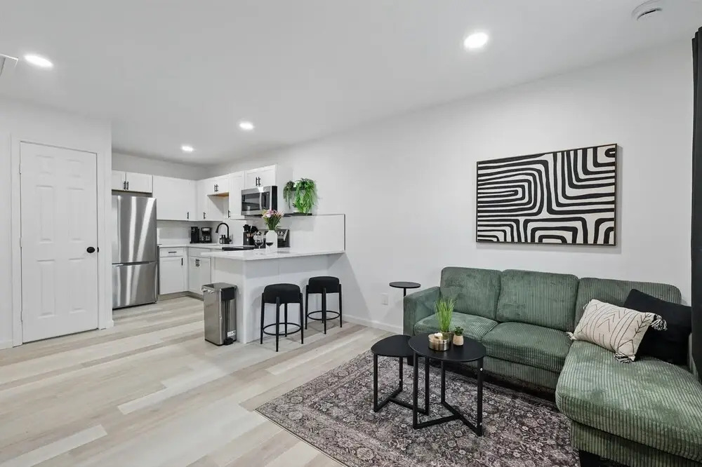 Modern 4BR 2BA Home With Hot Tub-grill & Huge Yard