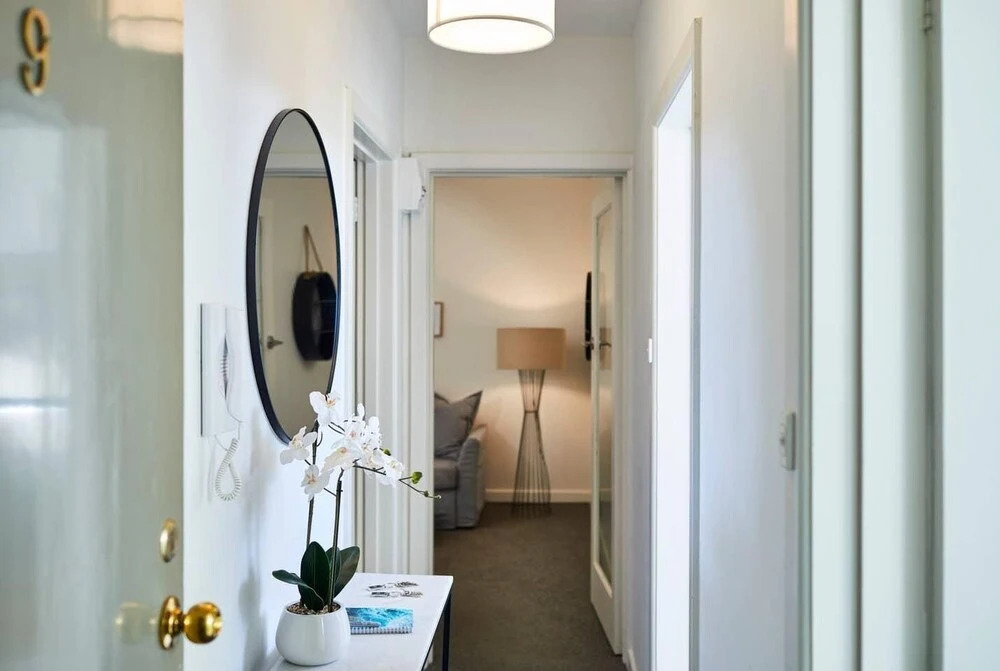 1 Bedroom Apt With Parking Stroll to Elwood Beach