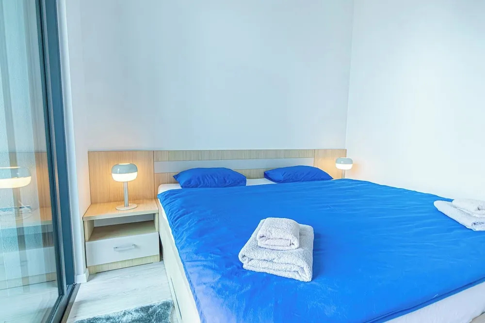 1BR Apartment Near Airport with Parking