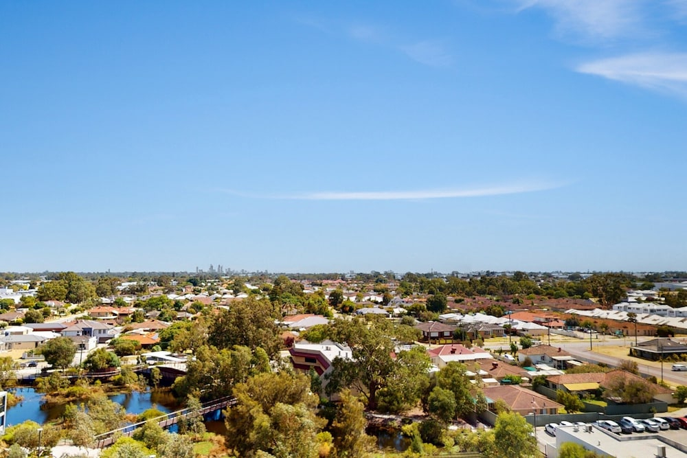 Bright Newly 2 Bed Apartment With Balcony Views