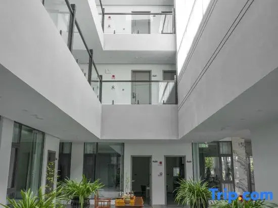Jiujiu Holiday Hotel