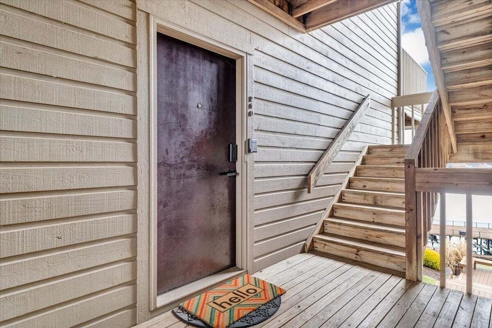 Lake Vibes - Pet Friendly Lakefront Condo!