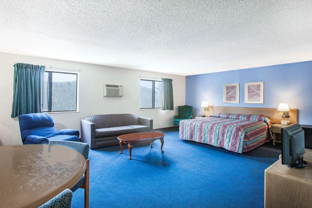 Super 8 by Wyndham Hot Springs